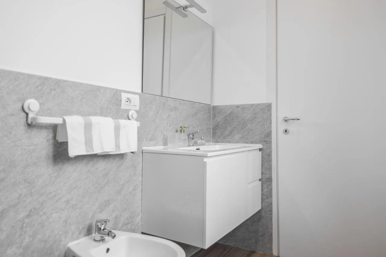 Lora Apartment,Free Private Parking, Self Check In,1 Como Apartment