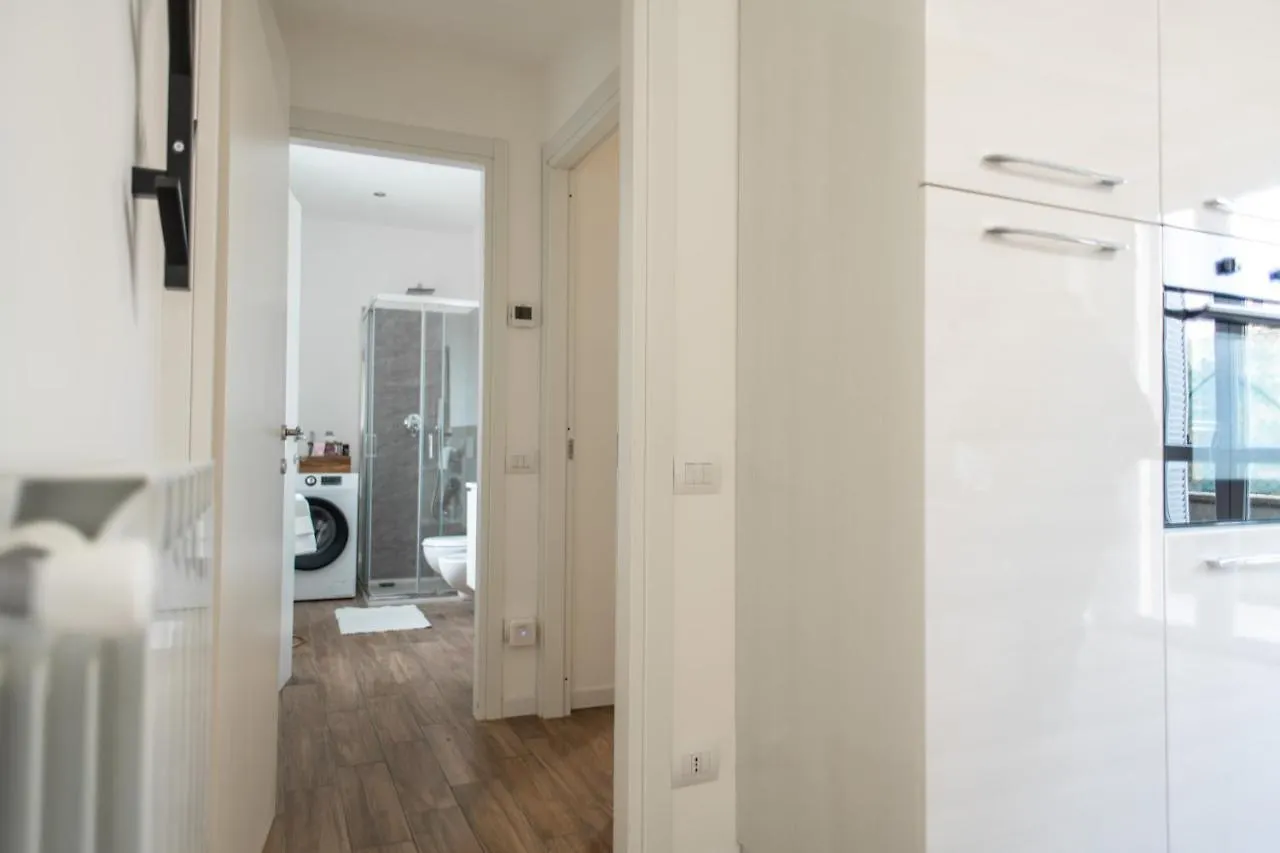 Apartment Lora Apartment,Free Private Parking, Self Check In,1 Como Italy